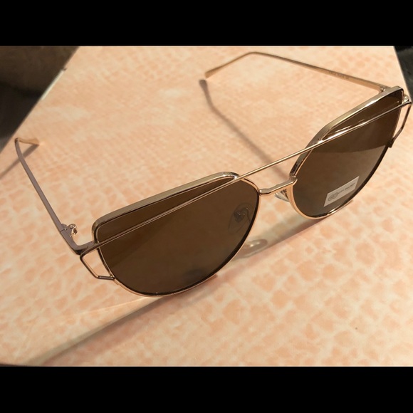 Gold and black sunglasses - Picture 2 of 3